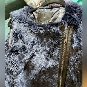Sanctuary Faux Fur Navy Vest with faux leather detail Size Large
